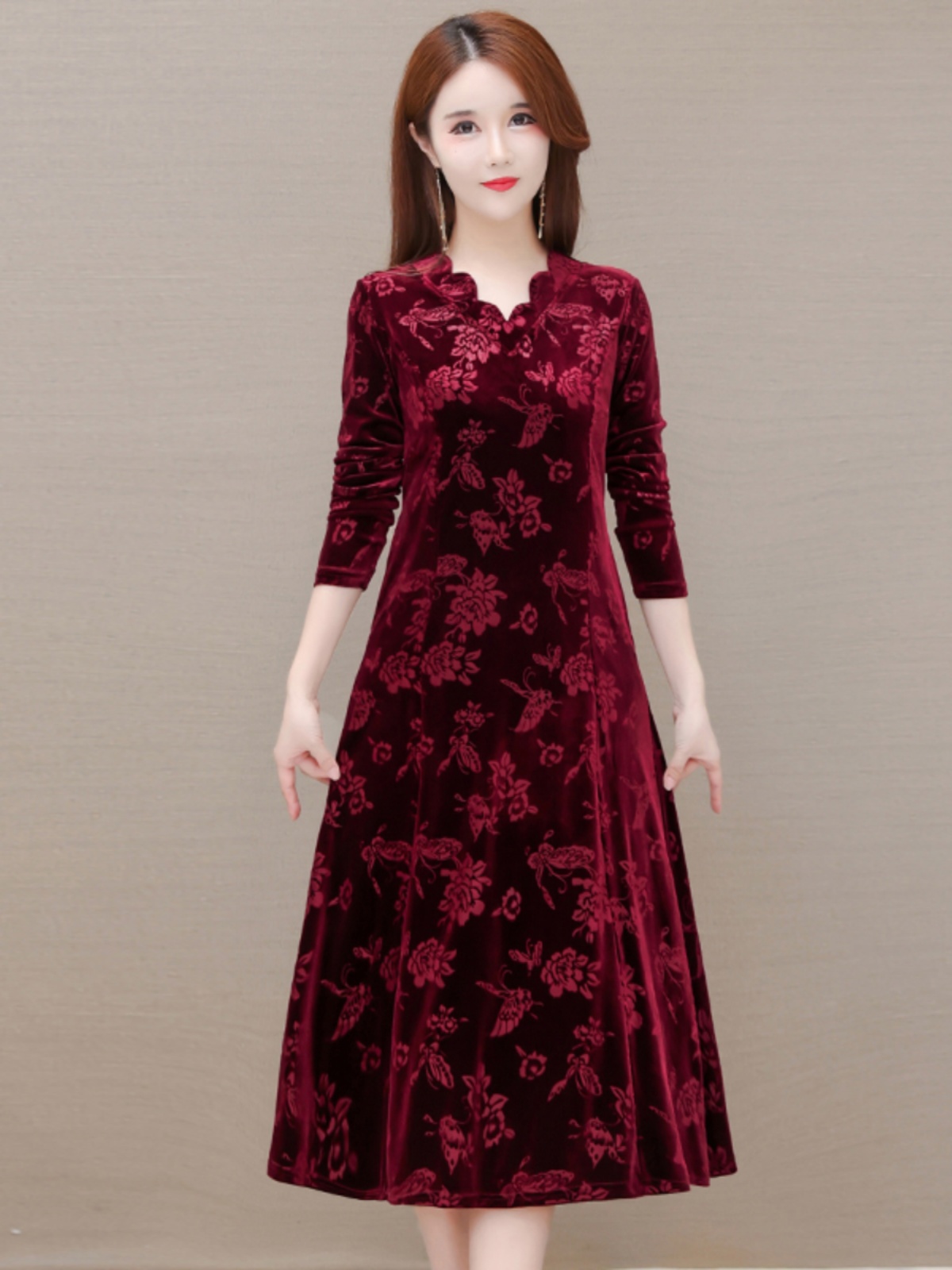 Women Fashion Over The Years - فستان مخملي أنيق برقبة على شكل